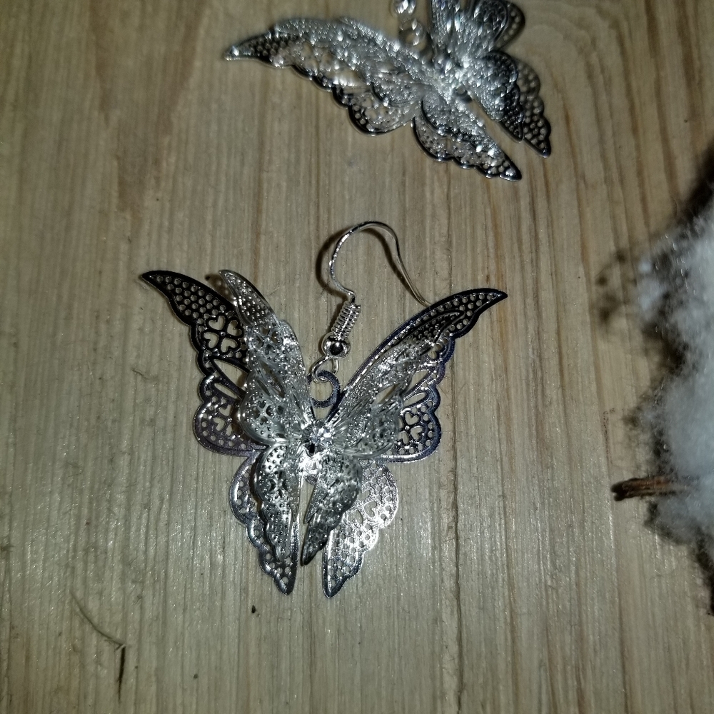 🦋🦋Gorgeous 3D Buttlerfly Dangle Earrings 🦋🦋 - Picture 7 of 10
